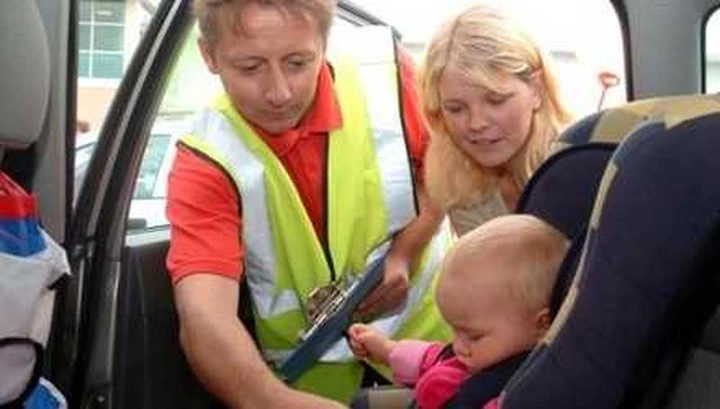 Bambini in auto: la sicurezza non è un gioco