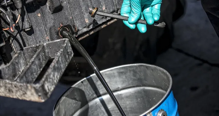 Olio lubrificante usato: da rifiuto pericoloso a risorsa economica