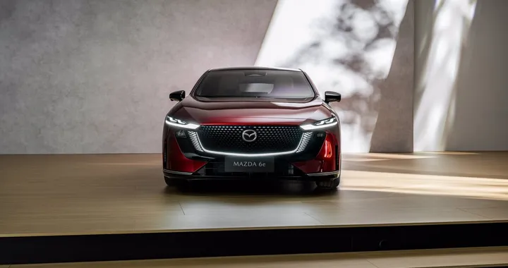 Nuova Mazda 6e, berlina elettrica giapponese è preordinabile