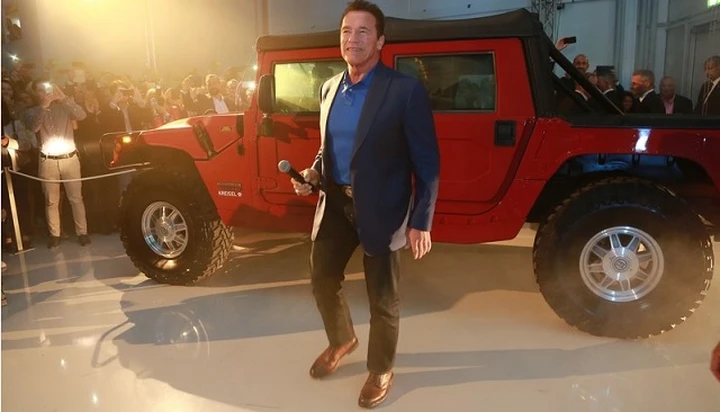 Schwarzenegger viaggia a zero emissioni: ha presentato l’Hummer elettrico