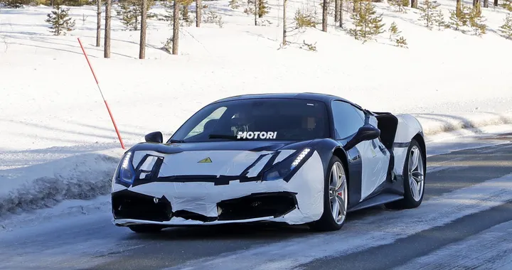 Ferrari: le foto spia di un inedito modello ibrido