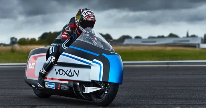 Max Biaggi: una moto elettrica da 425 CV per conquistare il Guinness