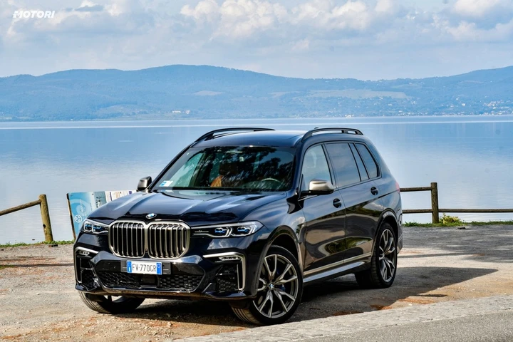 BMW X7 M50d: la prova su strada