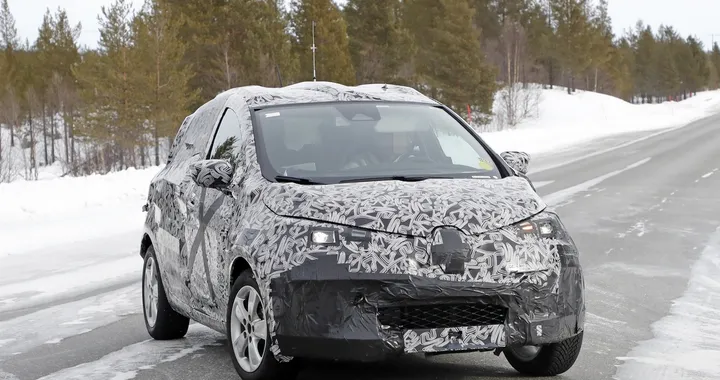 Renault Zoe, la nuova generazione spiata durante i test invernali
