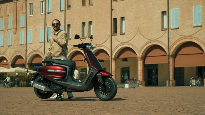 Velocifero Tennis, il nuovo scooter (anche EV) parte da 2.990 euro