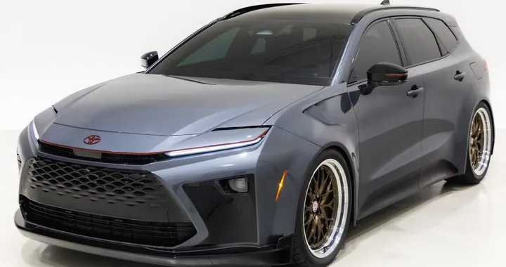 Toyota Crown Signia GT-S: più larga, più bassa e aggressiva