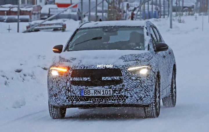 Mercedes EQA, foto spia dell’inedito SUV elettrico