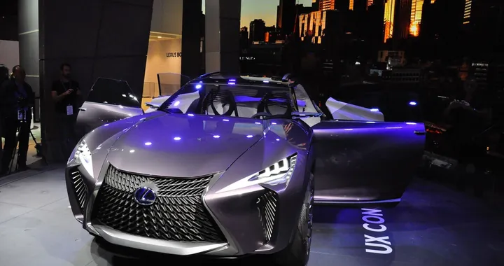 Lexus UX Concept, design al rovescio e interni olografici