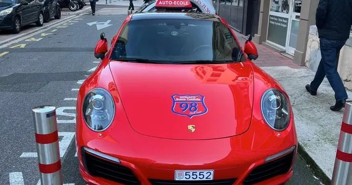 In una nazione si fa scuola guida su una Porsche 911