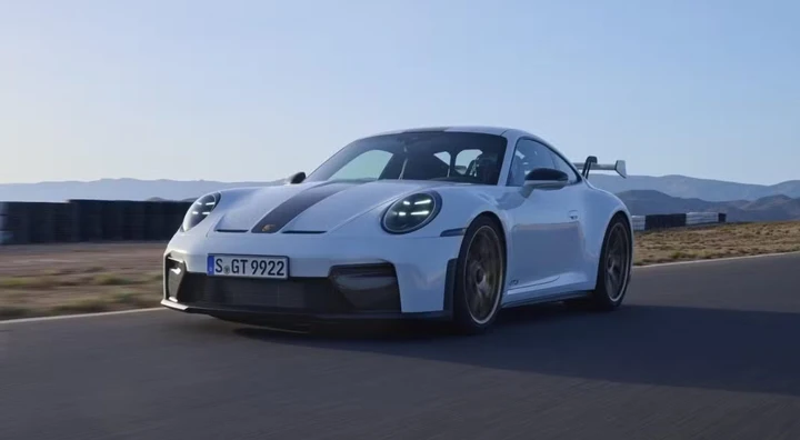 Porsche sfida il futuro: il cambio manuale può battere l’automatico al Nürburgring?
