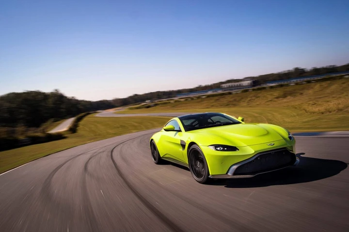 Aston Martin Vantage 2018: immagini ufficiali