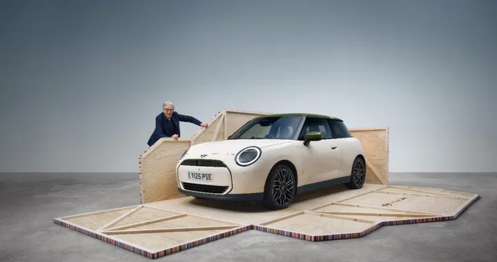 Paul Smith reinventa la MINI: eleganza e futuro elettrico in un solo colpo