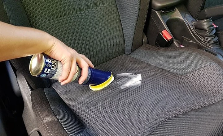 Lavaggio sedili auto, come rimuovere le macchie