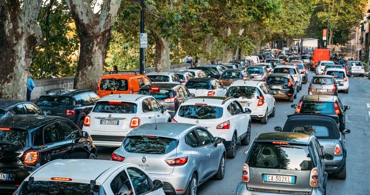 Auto vecchie e scarsa manutenzione: la bomba a orologeria sulle strade italiane