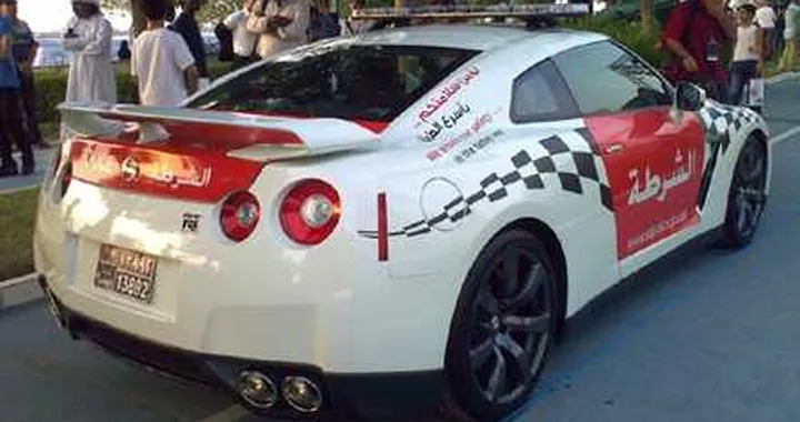 Ad Abu Dhabi la polizia sfreccia con una GT-R