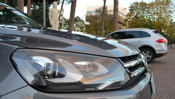 Porsche Cayenne S Hybrid vs Volkswagen Touareg Hybrid