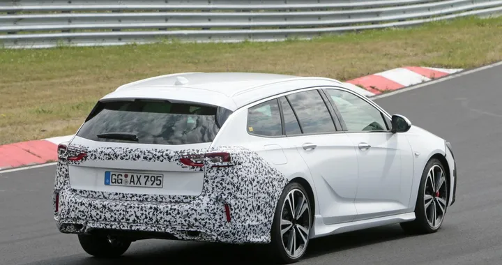 Opel Insignia GSI Sports Tourer: le foto spia