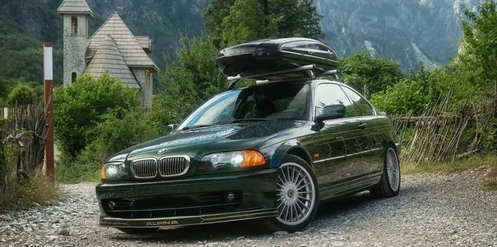 Altro che camper: gira l’Europa con una BMW E46 stile Alpina