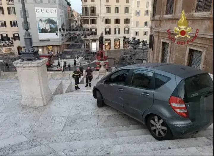 Auto sulla Scalinata di Trinità dei Monti: un nuovo incidente fa scalpore