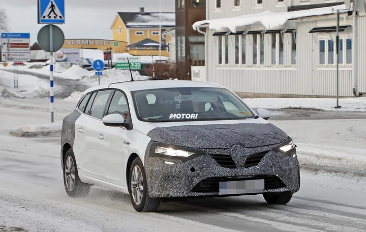 Renault Megane Grandtour: le foto spia del restyling