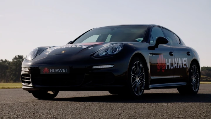 Huawei presenta la prima auto che si guida con uno smartphone