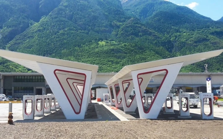 Tesla apre il Supercharger più grande d'Europa ad Aosta
