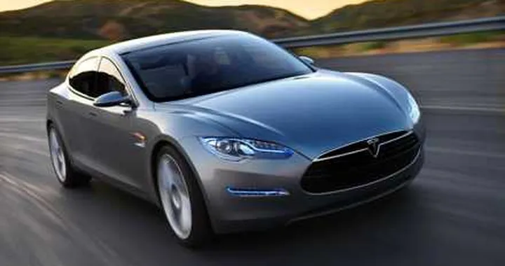 Tesla Model S: il video su strada