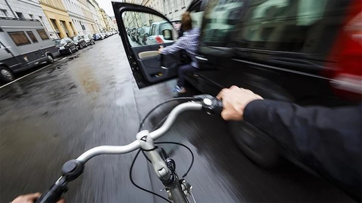 Sicurezza in auto: il metodo olandese salva ciclisti per aprire la porta