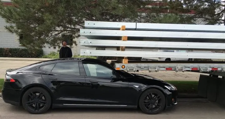 La Tesla Model S (autonoma) si infila sotto ad un camion