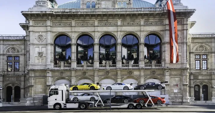 Collezione esclusiva all'asta: sei Porsche 911 e il camion per trasportarle