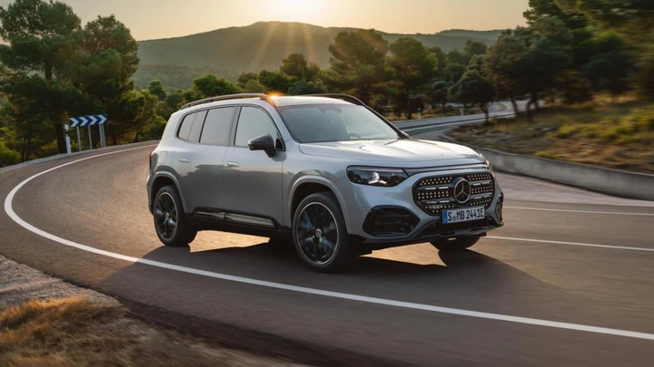 Nuova Mercedes GLB: più spazio, Mbux Superscreen e versioni elettriche