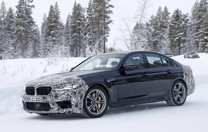 BMW M5 restyling: le foto spia