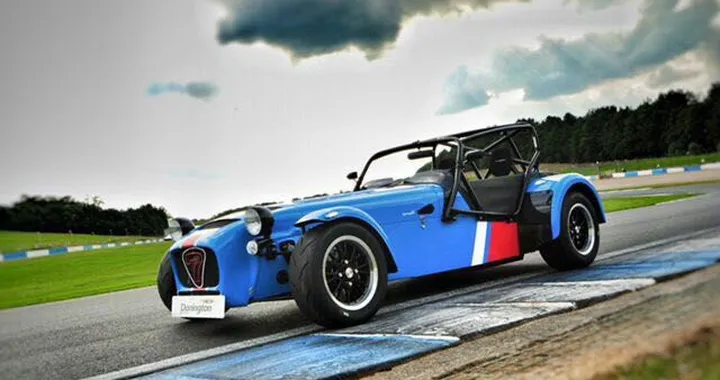 Caterham Seven 420R Donington Edition: serie speciale per i 60 anni di Lotus Seven
