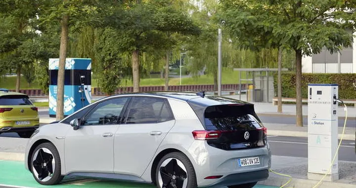 Federcarrozzieri: ‘Riparare un’auto elettrica costa fino al 30% in più di una tradizionale’