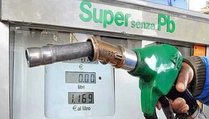 Su il prezzo della benzina, come nel 2008