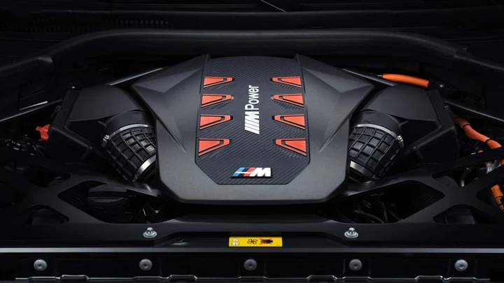 BMW non abbandona i motori a combustione e guarda al futuro