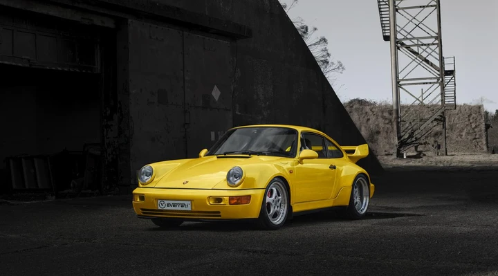 Everrati 964 RSR: debutta il nuovo restomod elettrico su base Porsche [FOTO]