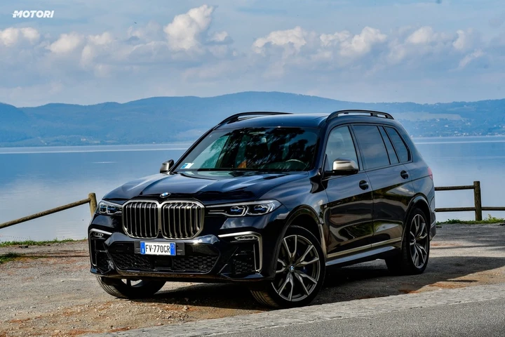 BMW X7 M50d: la prova su strada