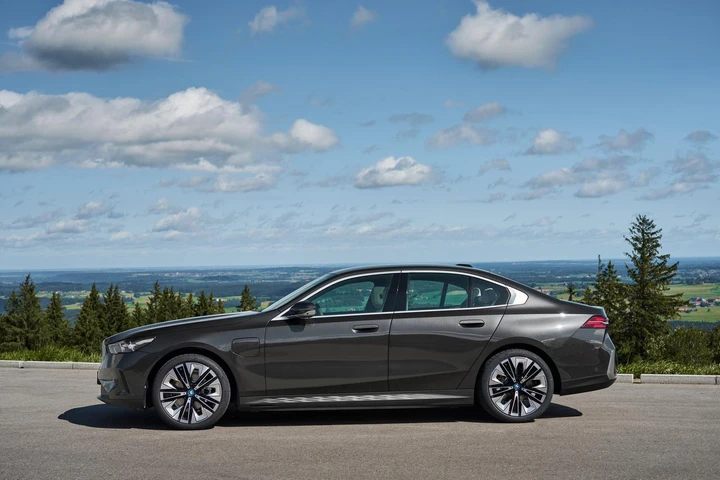 Nuove BMW 530e e 550e xDrive