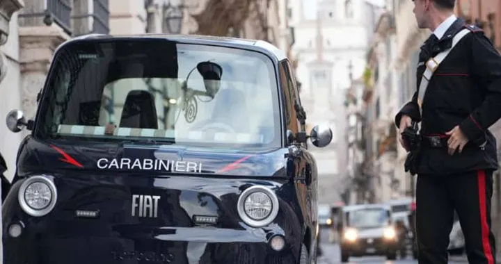 Fiat Topolino elettrica: microcar dei Carabinieri nei vicoli di Roma