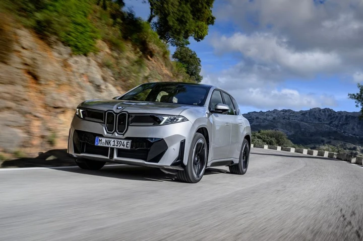 BMW iX3 2026: autonomia fino a 805 km e ricarica a 400 kW