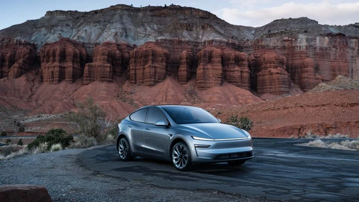 Tesla Model Y 7 posti: ecco quanto costa e cosa cambia davvero