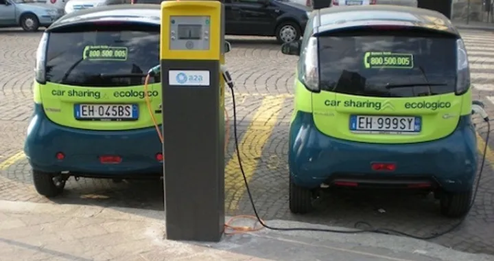 Per il Codice della Strada le auto elettriche non esistono