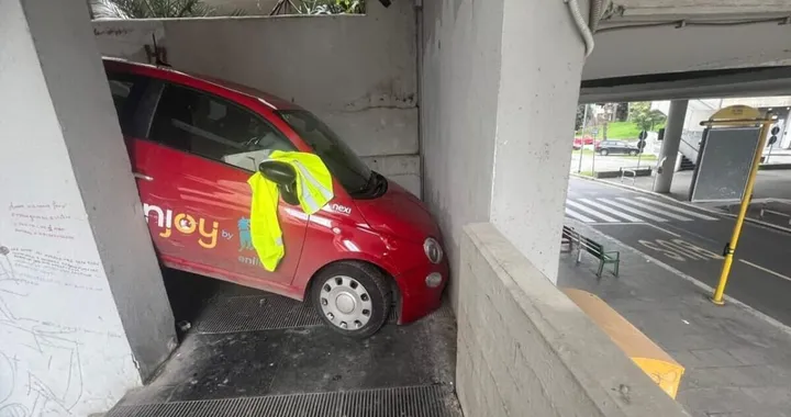 Auto del car sharing bloccata sulle scale, degrado e ilarità a Roma
