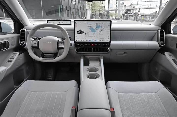 Nuova Hyundai IONIQ 3: ecco gli interni e il nuovo infotainment PLEOS