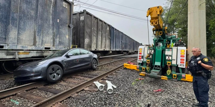 Tesla Model 3 coinvolta in un incidente singolare sui binari ferroviari