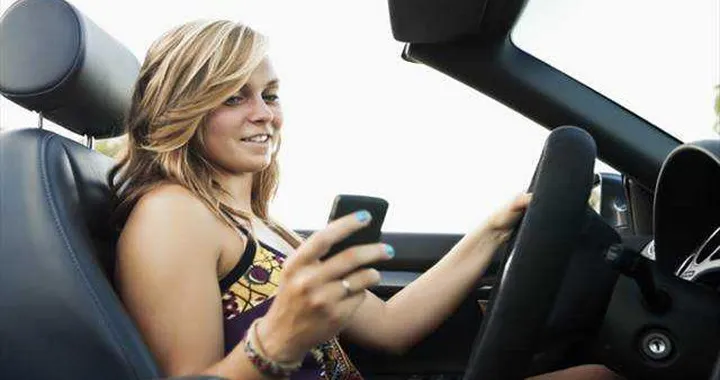 Polizia stradale: via la patente a chi usa il cellulare mentre guida