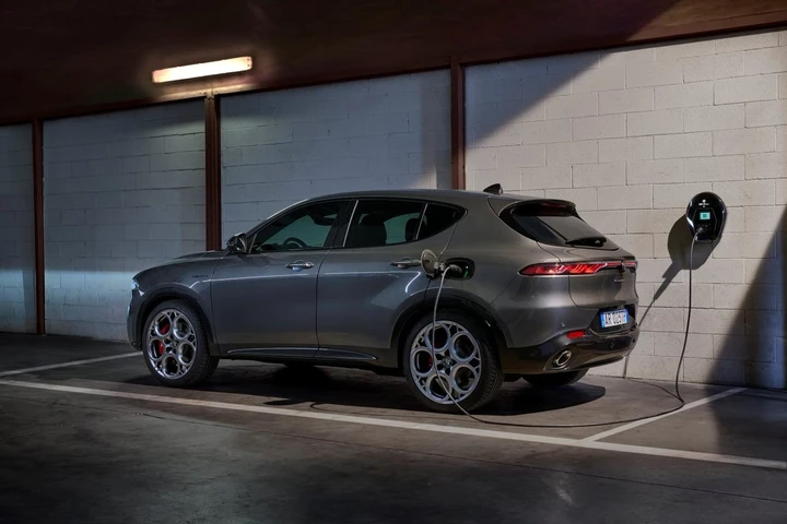 Auto ibride ricaricabili in corsia di sorpasso: mercato al 6,4%