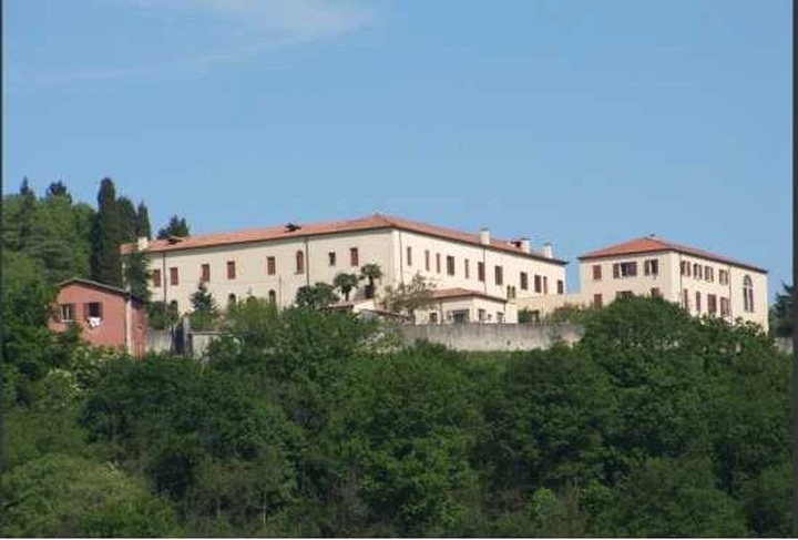 Sesso in auto al convento. Ora basta!