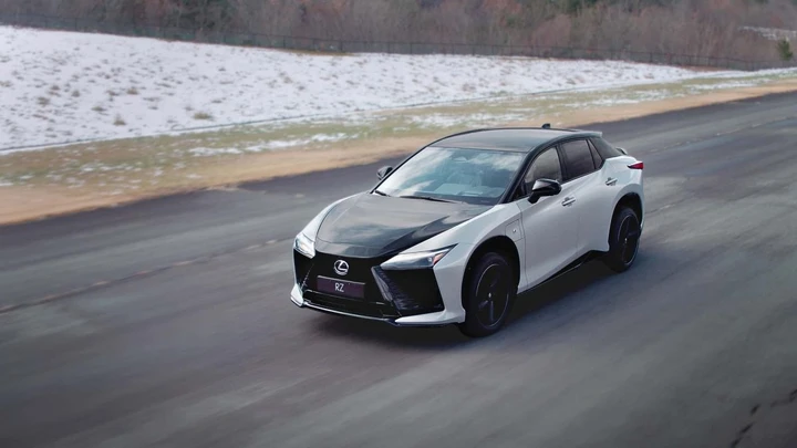 Lexus RZ 450e: il primo veicolo 100% elettrico di Lexus ha cambi di marcia falsi